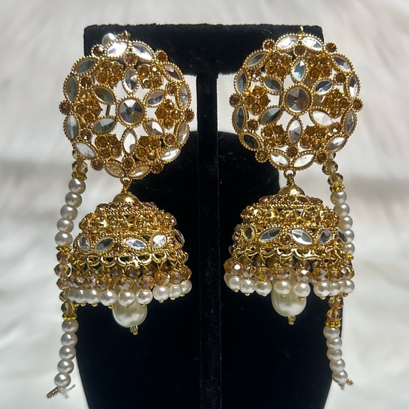 Beautiful Golden Jhumkas With Earchain. - Picture 1 of 6